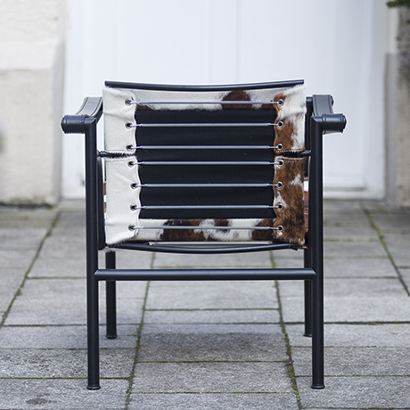 corbusier_armchair_Cassina_fur_brown_cow