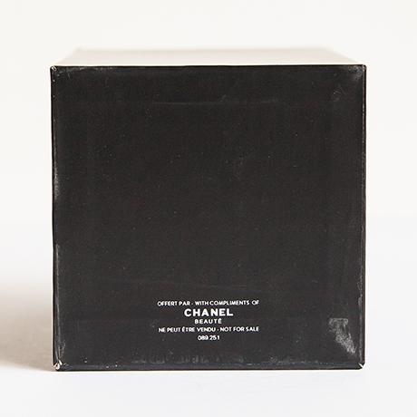 Chanel-snow-globe-red-Number-5