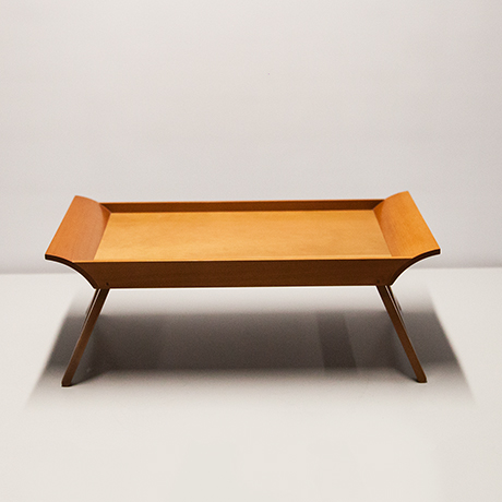 Hermes-PIppa-serving-breakfast-tray-wooden
