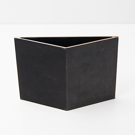 Esart-Carlo-Brera-vase-bronze-triangular