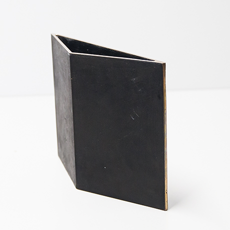 Esart-Carlo-Brera-vase-bronze-triangular