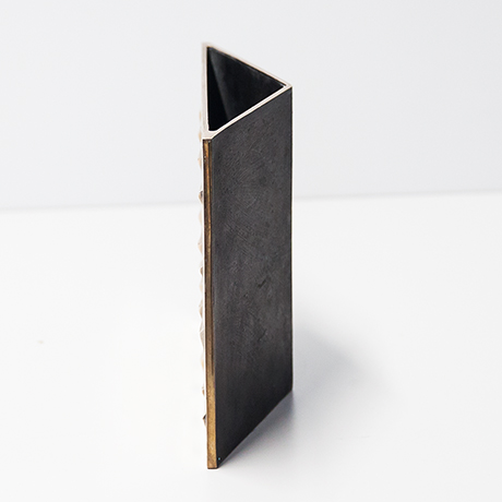Esart-Carlo-Brera-vase-bronze-triangular