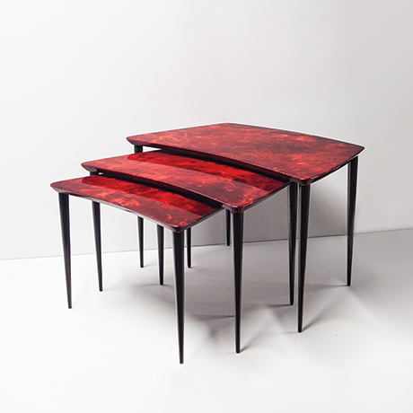 Schlichtes DesignAldo-Tura-nesting-tables-red