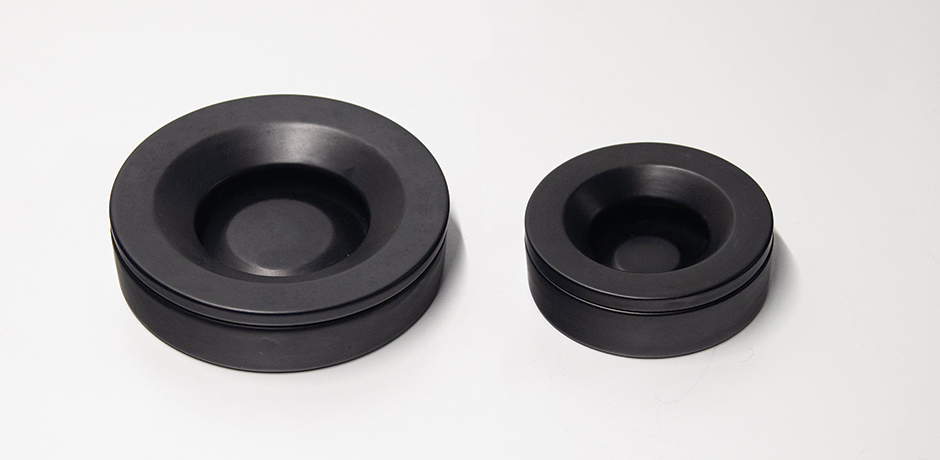 Schlichtes DesignAngelo-Mangiarotti-Barbados-ceramic-ahtray-black-Danese