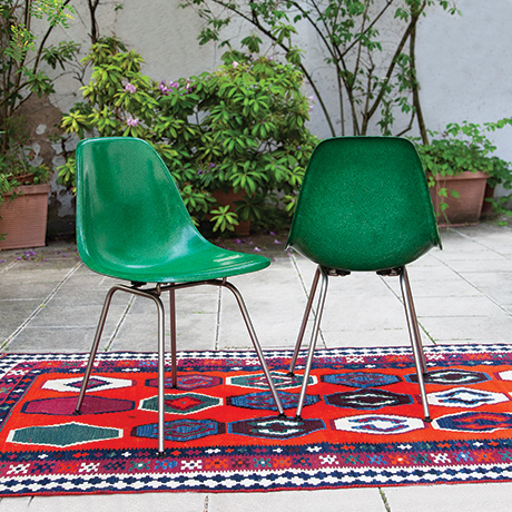 Charles-Eames-Fiberglas-Beistellstuehle-gruen
