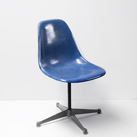 Schlichtes DesignCharles-Eames-Vitra-fiberglass-office-chair-blue