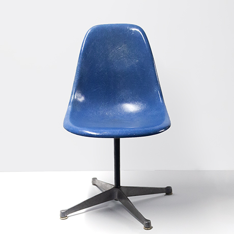 Charles-Eames-Vitra-Buerostuhl-blau-glasfaser