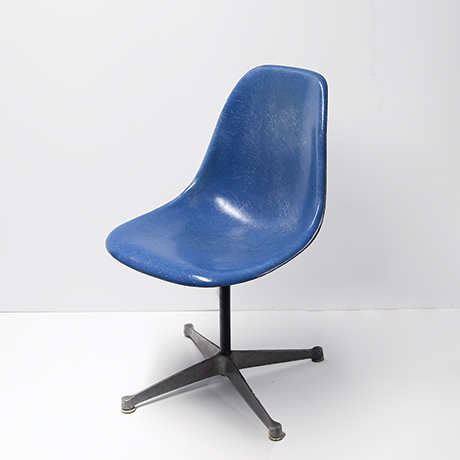Charles-Eames-Vitra-fiberglass-office-chair-blue