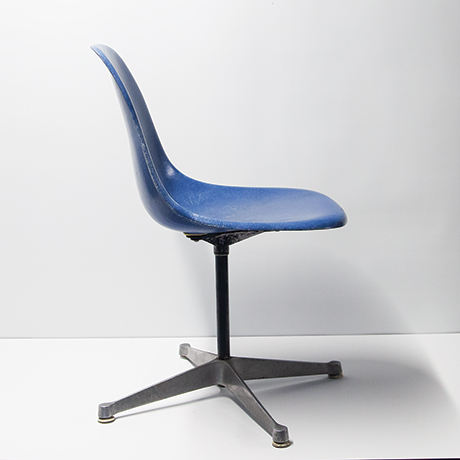 Charles-Eames-Vitra-Buerostuhl-blau