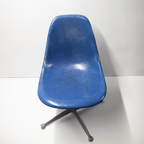 Charles-Eames-Vitra-fiberglass-office-chair-blue