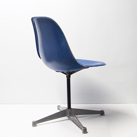 Charles-Eames-Vitra-Buerostuhl-blau-vintage