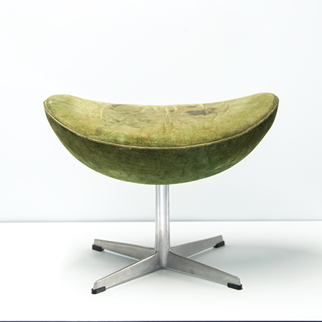Arne-Jacobsen-Fritz-Hansen-egg-hocker-gruen-leder