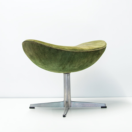 Arne-Jacobsen-Fritz-Hansen-egg-chair-green-ottoman