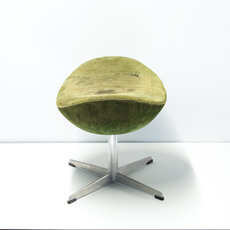 Arne-Jacobsen-Fritz-Hansen-egg-hocker-gruen-leder