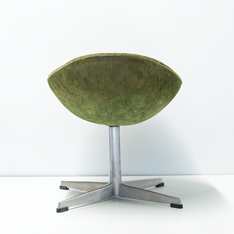 Arne-Jacobsen-Fritz-Hansen-egg-hocker-gruen-leder