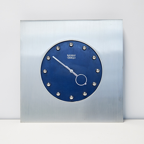 Schlichtes DesignKienzle-wall-clock-stainless-steel-blue