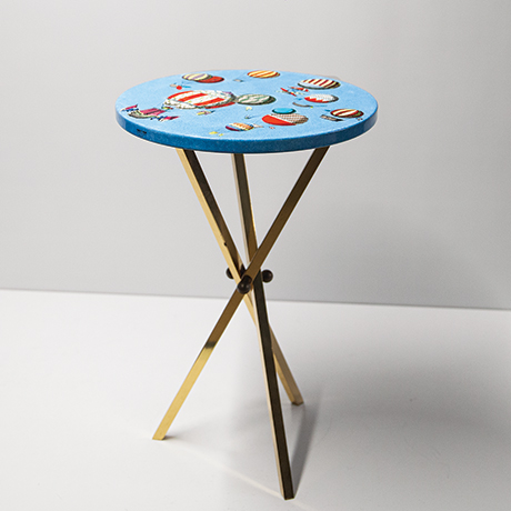 Schlichtes DesignPiero-Fornasetti-Brass-Tripod-Side-Table-blue-balloons