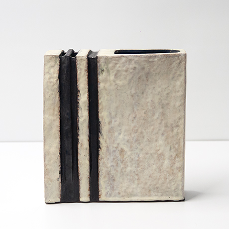 Schlichtes DesignSchaeffenacker-ceramic-vase-cream-grey