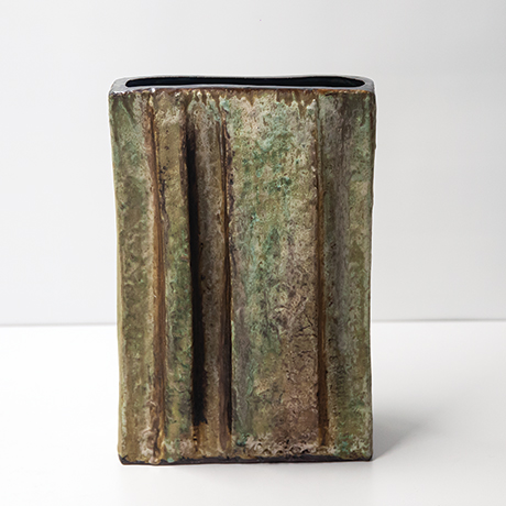 Schlichtes DesignSchaeffenacker-ceramic-vase-green-brown