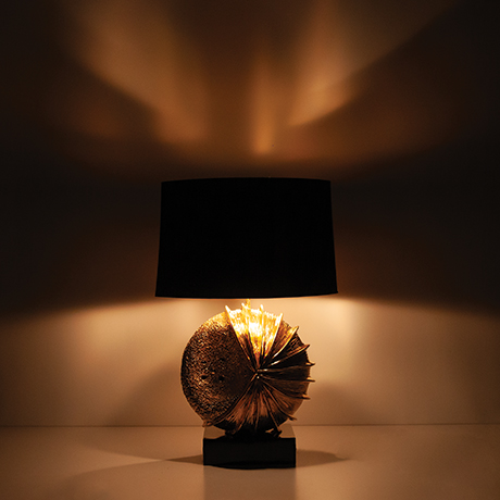 Tischlampe-schwarz-gold-Muschel-Porzellan