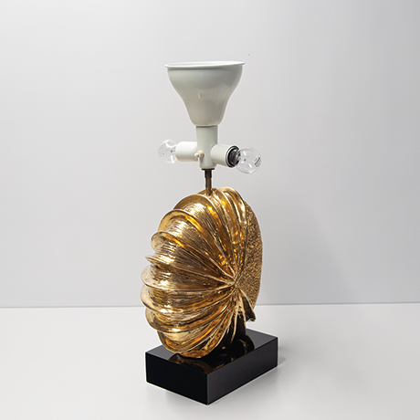 Tischlampe-schwarz-gold-Muschel-Porzellan