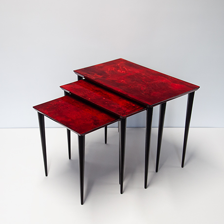 Schlichtes DesignAldo-Tura-nesting-tables-red