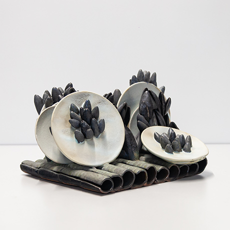 Schlichtes DesignBeate-Kuhn-shell-ceramic-sculpture-staggered