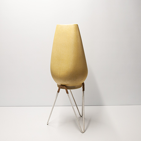 keramik-vase-gelb-gestell-deutsch